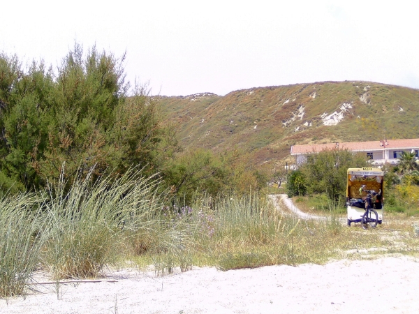 viaggio in risciò -
pausa sulla spiaggia a sud di riace marina