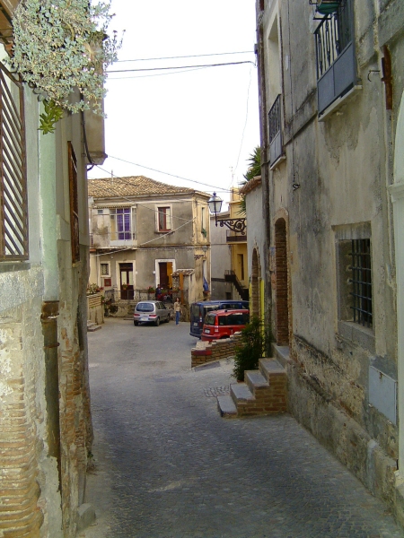 viaggio in risciò -
piazza centrale di riace, dove si affaccia la trattoria Donna Rosa