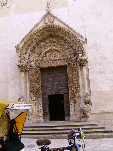 viaggio in risciò - Altamura, portale della cattedrale S.Maria Assunta

