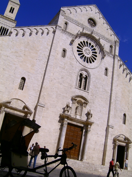 viaggio in risciò - Bari, taxi al duomo di Bari
