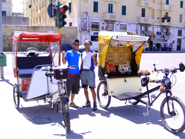 viaggio in risciò - Bari, ingresso al porto marittimo, ciclovetturino di Veloservice
