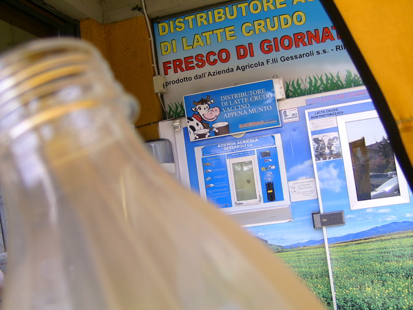 Sant'Arcangelo di Romagna, distributore di latte intero