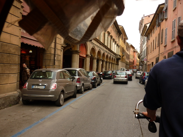 via costeggiata da portici lastricati a Bologna