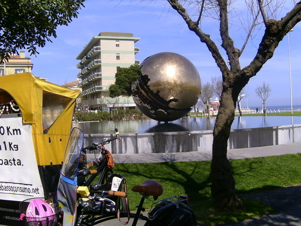 scultura di pomodoro a Pesaro